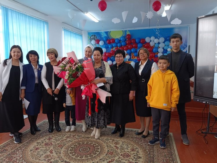 еңбегін сіңірген бастауыш сынып мұғаліміне құрмет
